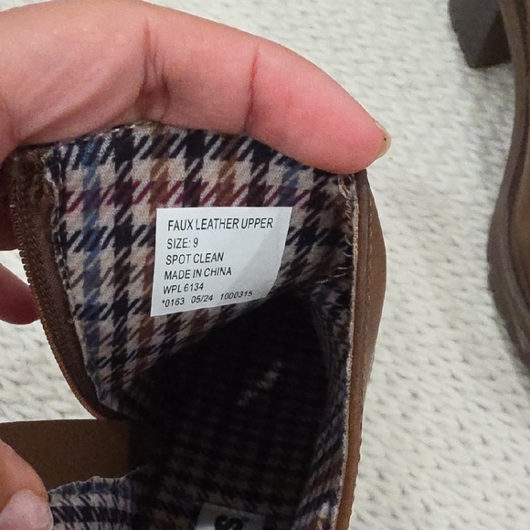 Muk Luks Women's Tan Ankle Booties. Size 9 - Picture 2 of 6